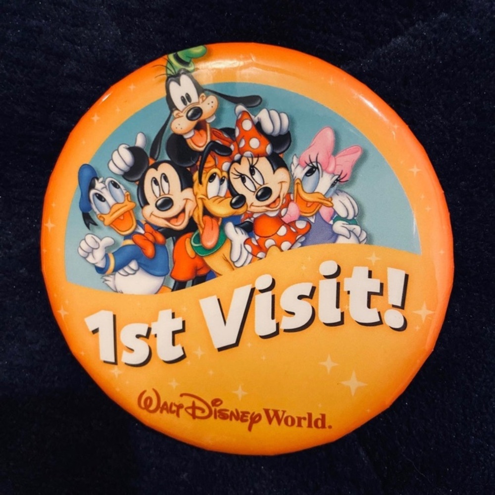 Set of 3 Walt Disney World buttons.